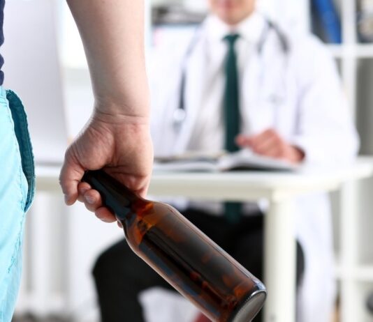 Лечение алкоголизма: почему необходим кардиолог и как оценивают риски для сердца