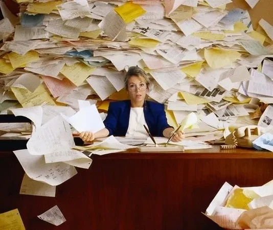 Документы не горят, но тонут в бумаге. Пора это менять
