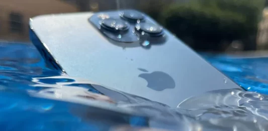 Айфон утонул в воде: что делать и как не угробить его окончательно